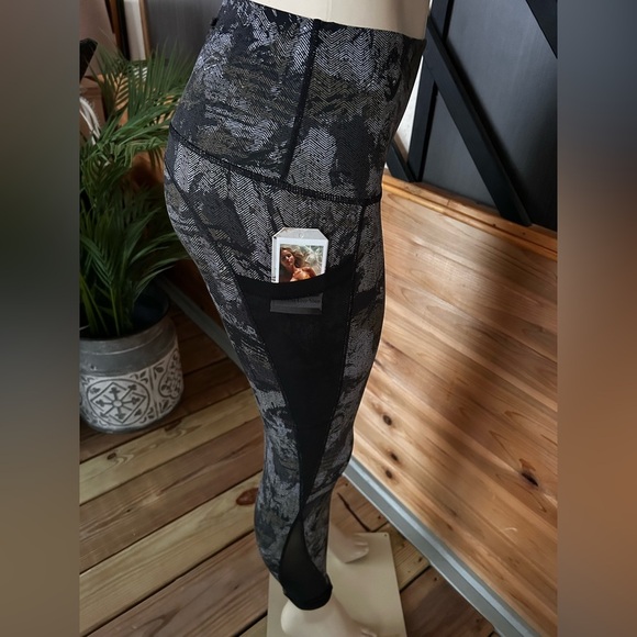 Mono B Gray/Black  Camo Workout Leggings - Size M (New) - Picture 7 of 10